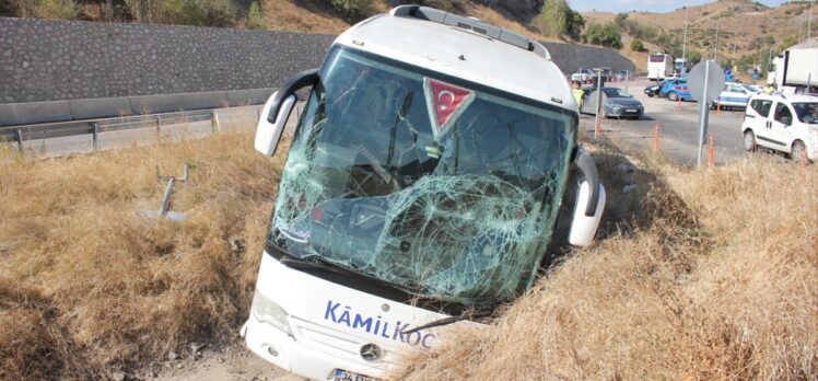 Amasya'da yoldan çıkıp savrulan yolcu otobüsündeki 1 kişi yaralandı