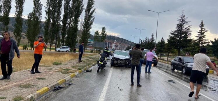 Antalya'da iki otomobilin çarpıştığı kazada 1 kişi öldü, 5 kişi yaralandı