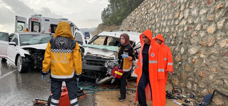 Antalya’da otomobil ile hafif ticari araç çarpıştı, 1 ölü, 6 yaralı