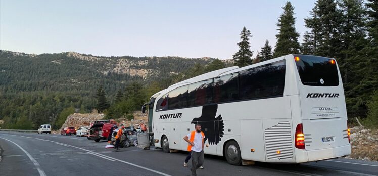 Antalya'da yolcu otobüsüyle otomobil çarpıştı, 1 kişi öldü