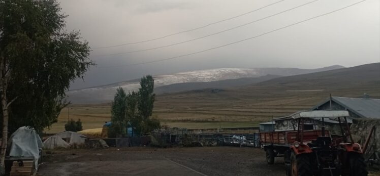 Ardahan'da Kısır Dağı'na kar yağdı