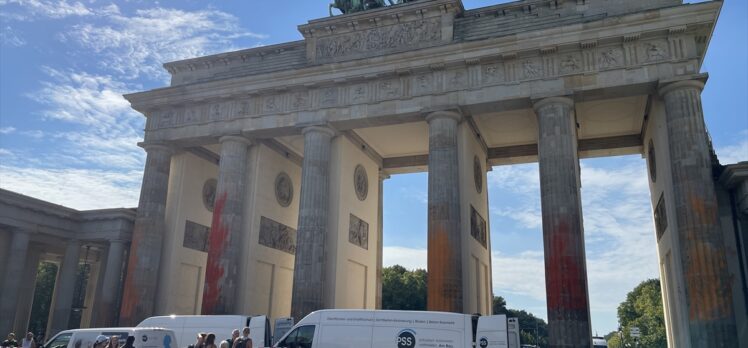 Berlin'de iklim aktivistleri tarihi Brandenburg Kapısı'nı turuncuya boyadı