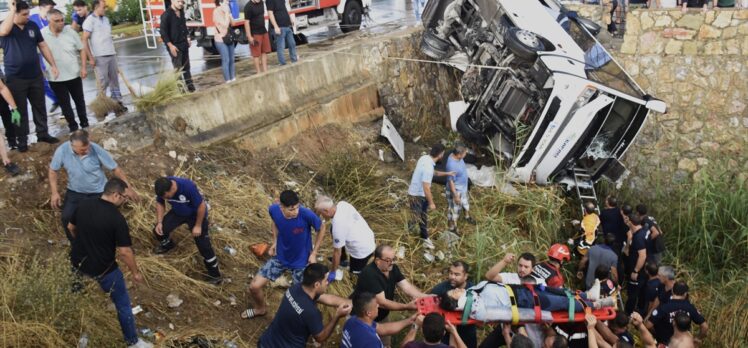 Bodrum'da dere yatağına devrilen midibüsteki 23 kişi yaralandı