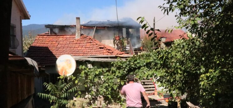 Bolu'da evde çıkan yangında dumandan etkilenen anne ve oğlu tedaviye alındı