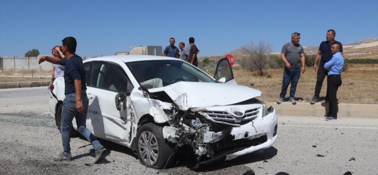 Burdur'da otomobilin traktörle çarpıştığı kazada 4 kişi yaralandı