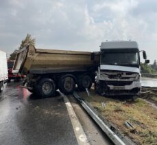 Büyükçekmece'de kontrolden çıkarak geri giden hafriyat kamyonu bariyerlere çarptı