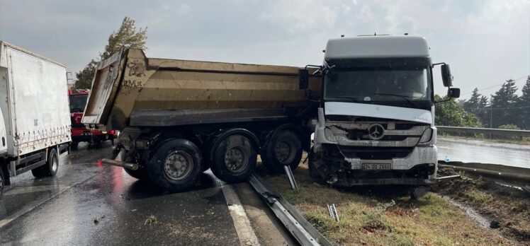 Büyükçekmece'de kontrolden çıkarak geri giden hafriyat kamyonu bariyerlere çarptı