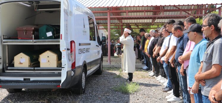 GÜNCELLEME – Denizli'de kamyon ile otobüsün çarpıştığı kazada ölenlerin sayısı 7'ye yükseldi