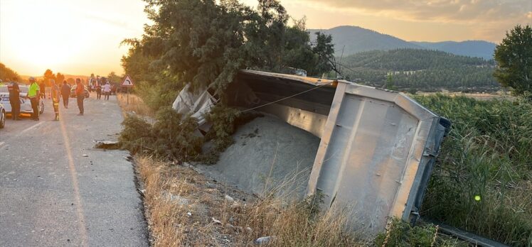 Denizli'de kum yüklü kamyonun çarptığı otobüsteki 6 kişi öldü