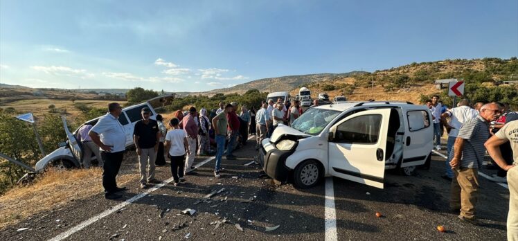 Elazığ’da iki hafif ticari aracın çarpışması sonucu 9 kişi yaralandı