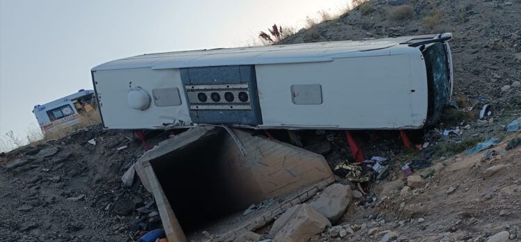 Erzurum'da yolcu otobüsü şarampole devrildi, 3 kişi hayatını kaybetti, 22 kişi yaralandı