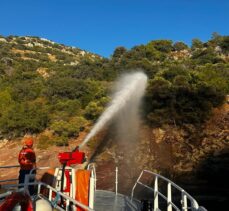 GÜNCELLEME – Fethiye'de bir koyda teknede çıkan yangın söndürüldü