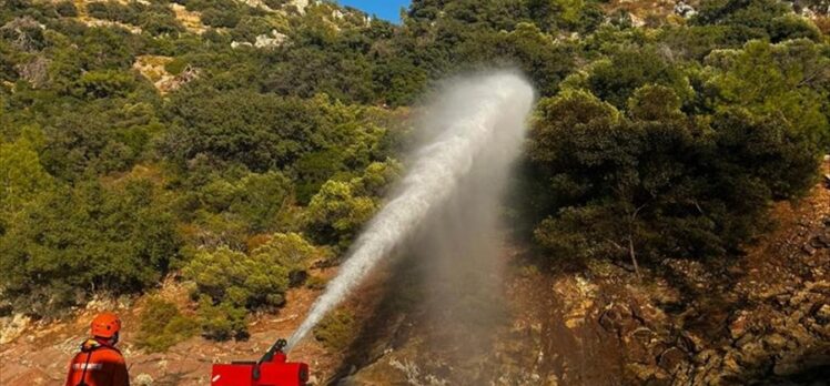 GÜNCELLEME – Fethiye'de bir koyda teknede çıkan yangın söndürüldü