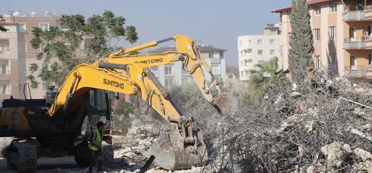 Hatay'da ağır hasarlı 8 bina kontrollü yıkıldı