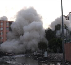 Hatay'da ağır hasarlı binaların kontrollü yıkımı sürüyor