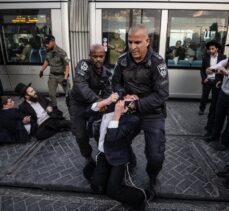 İsrail polisi, askerlik protestosunda yol kapatan Ultra Ortodoks Yahudilere müdahale etti