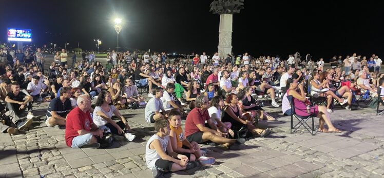 İzmir'de vatandaşlar Türkiye-Sırbistan final maçını meydana kurulan ekranda izliyor