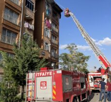 Kayseri'de bir kişi oturduğu evi ateşe verdi