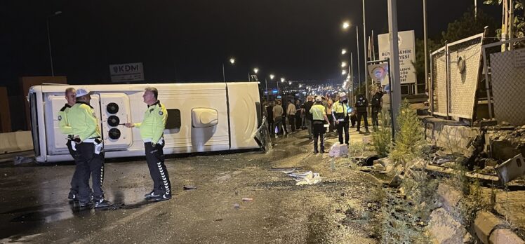 Kayseri'de işçileri taşıyan midibüsün devrilmesi sonucu 6 kişi yaralandı