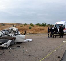 Kırıkkale'de tıra çarpan otomobilin sürücüsü öldü, eşi yaralandı