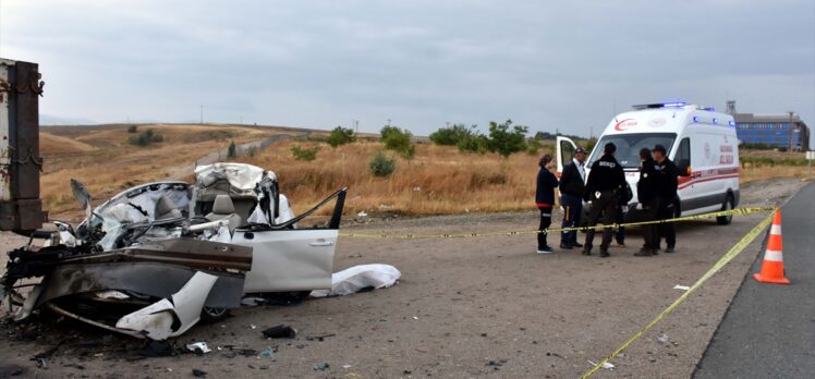 Kırıkkale'de tıra çarpan otomobilin sürücüsü öldü, eşi yaralandı
