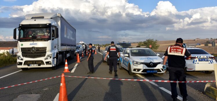 Kırıkkale'de vinç ile otomobilin çarpıştığı kazada 2 kişi öldü, 1 kişi yaralandı