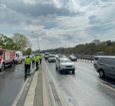 Küçükçekmece'de kamyonetin devrilmesi sonucu 2 kişi yaralandı