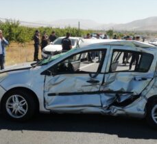 Malatya'da cezaevi aracıyla otomobil çarpıştı, 1 ölü, 4 yaralı