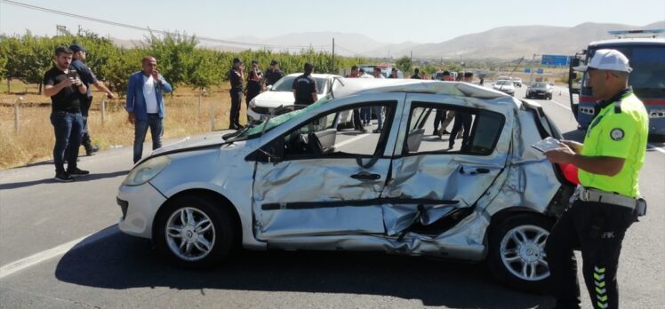 Malatya'da cezaevi aracıyla otomobil çarpıştı, 1 ölü, 4 yaralı