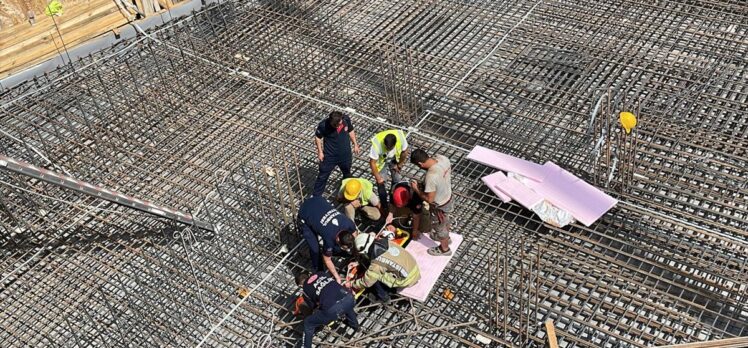 Maltepe'de altgeçit inşaatında üzerine demir düşen işçi yaralandı