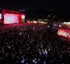 Mor ve Ötesi grubu Küçükçiftlik Park'ta konser verdi