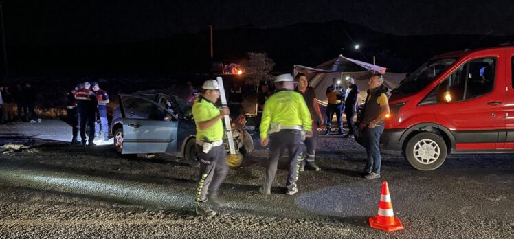 Nevşehir'de kamyon ile otomobilin çarpıştığı kazada 1 kişi öldü, 2 kişi yaralandı