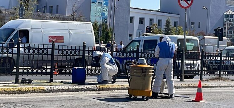 Pendik'te bidondan sızan kimyasal sıvı nedeniyle cadde trafiğe kapatıldı