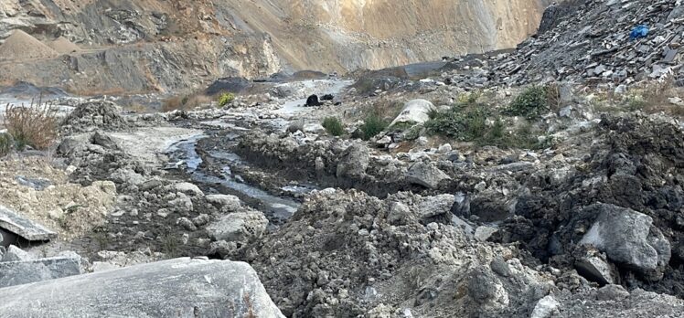 Sultangazi'de boş araziye dökülen atık madde temizlenecek