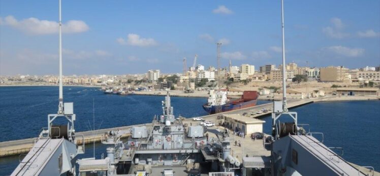 TCG Sancaktar ve TCG Bayraktar'ın Libya'ya ulaştırdığı yardım malzemeleri yetkililere teslim edildi