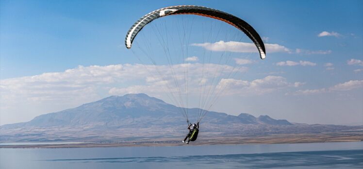 Van'da düzenlenen Yamaç Paraşütü ve Paramotor Hedef Şampiyonası antrenman uçuşlarıyla başladı