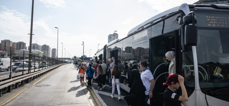 Zeytinburnu'nda arızalanan metrobüsün yolcuları durağa yürüdü