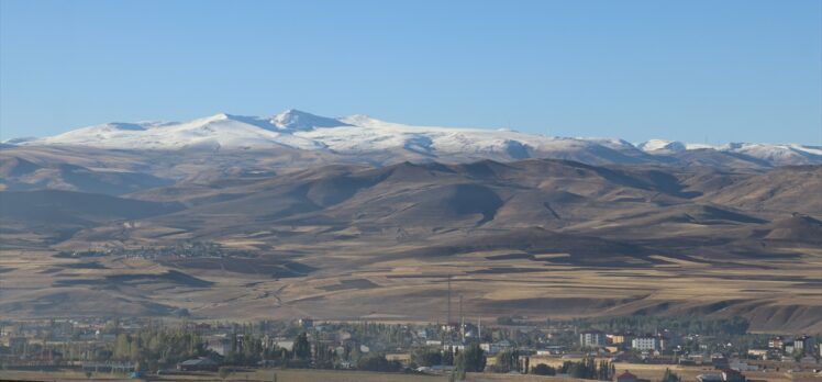 Ağrı ve Kars'ın yüksek kesimlerinde kar, Erzurum'da sis etkili oldu