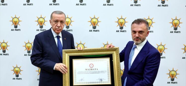 AK Parti Genel Başkanlığına yeniden seçilen Cumhurbaşkanı Erdoğan'a mazbatası takdim edildi