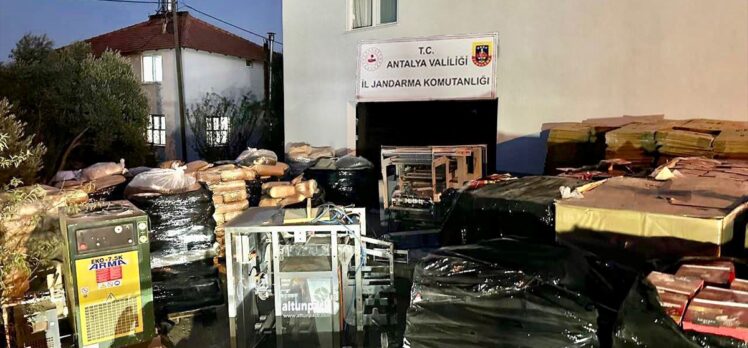 Antalya'da bir depoda 12 ton kaçak kahve ele geçirildi