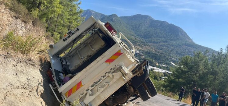 Antalya'da devrilen çöp kamyonundaki 1 işçi öldü, 2 kişi yaralandı