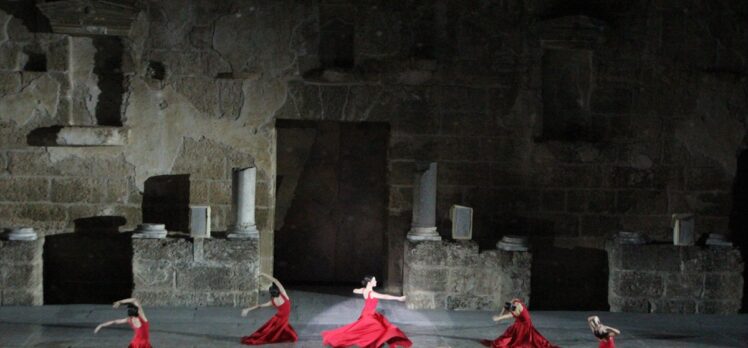 Aspendos Antik Tiyatrosu'nda “Cumhuriyet'in Asırlık Yüzü” gösterisi yapıldı