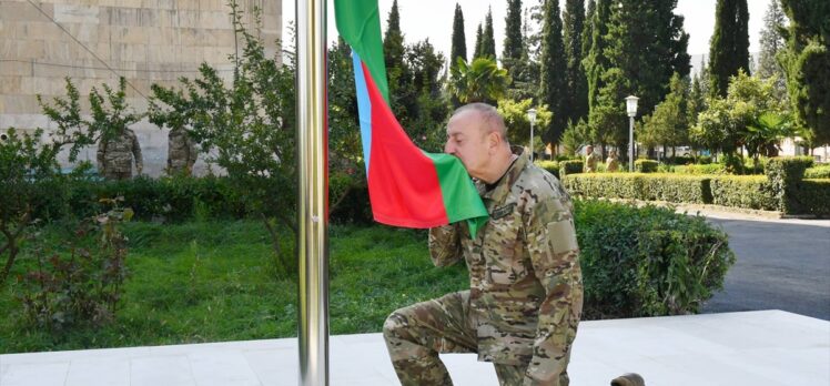 Azerbaycan Cumhurbaşkanı Aliyev, Hankendi ve Hocalı'da Azerbaycan bayrağını göndere çekti