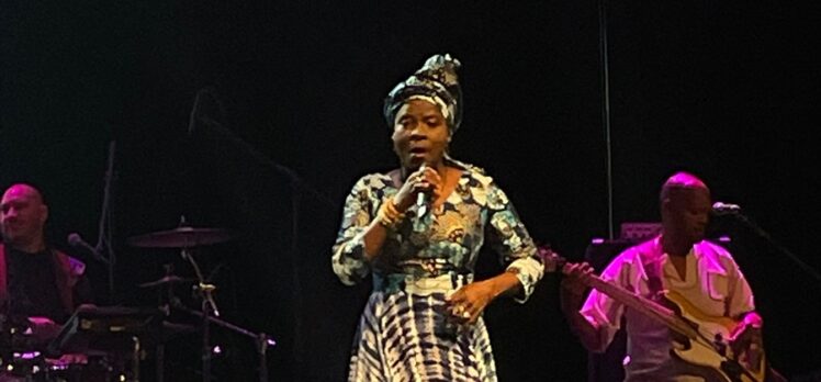 Beninli şarkıcı Angelique Kidjo, Beyoğlu Kültür Yolu Festivali'nde konser verdi