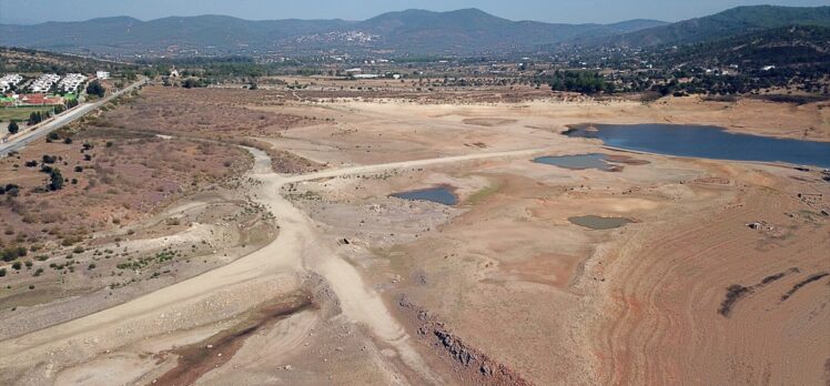 Bodrum'un ihtiyacını karşılayan barajlardan Mumcular'da su dip seviyeye düştü