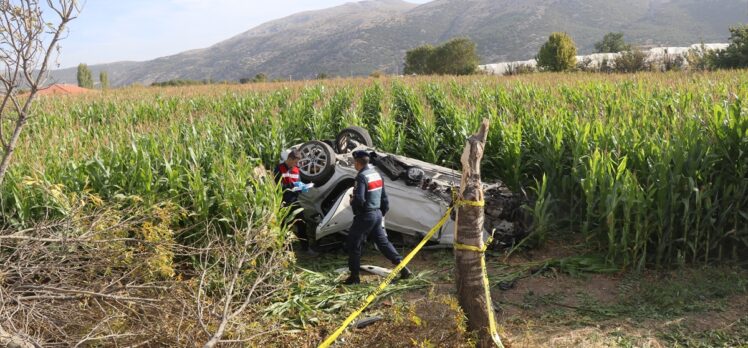 Burdur'da ağaca çarpan otomobildeki genç itfaiye eri hayatını kaybetti