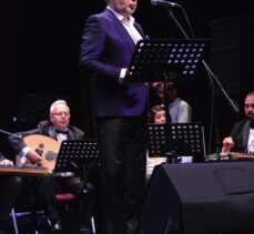 Bursa'da “Sezona Merhaba” konserinde Ahmet Özhan sahne aldı