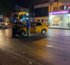 Bursa'da taksiye ardından yayalara çarpan minibüs sürücüsü kaçtı