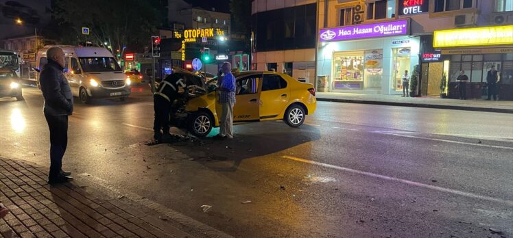 Bursa'da taksiye ardından yayalara çarpan minibüs sürücüsü kaçtı