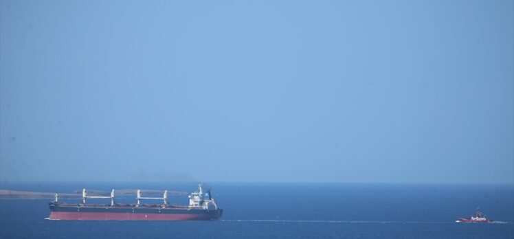 Çanakkale Boğazı girişinde arızalanan gemi Bozcaada açıklarında demirletildi